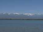 Фотография озера Иссык-Куль. Пик Каракол (слева, высота 5216м), Пик Огуз-Баши (справа, в 2002 году был переименован в Пик Ельцина, высота 5168м).